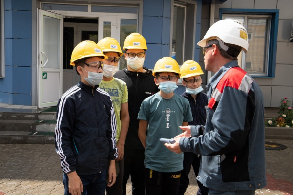 ШҚТУ жазғы инженерлік мектебінің оқушылары Өскемен ГЭС-на келді 